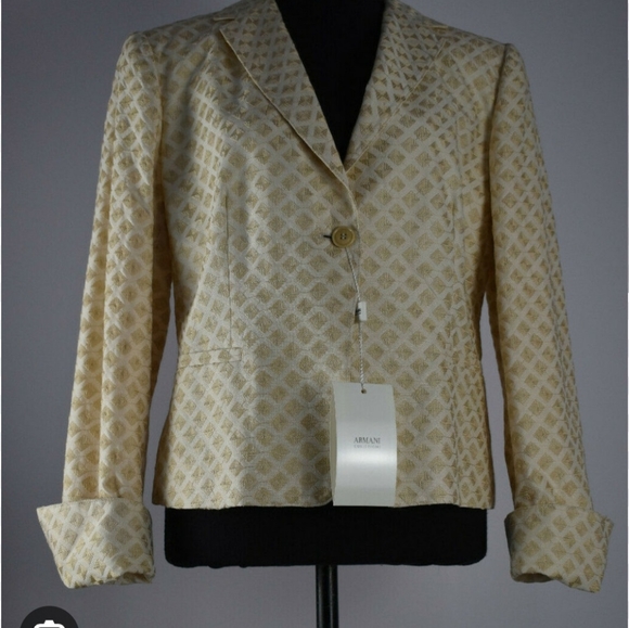 ARMANI COLLEZIONI size 2 beige cream silk blazer excellent condition. Like new. - Picture 3 of 11